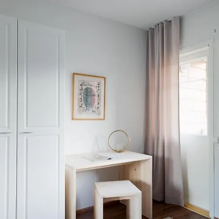 Alppitaehti, Hilla ليفي